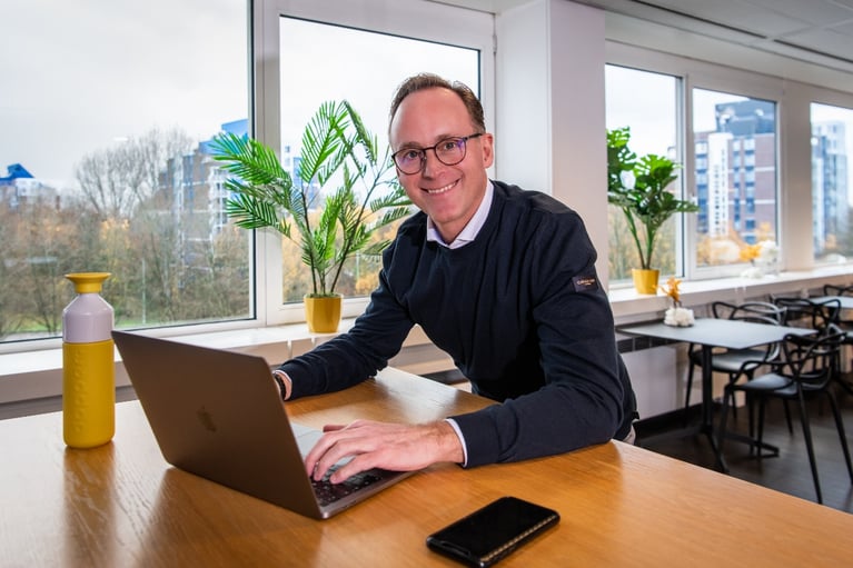 Consultant op kantoor