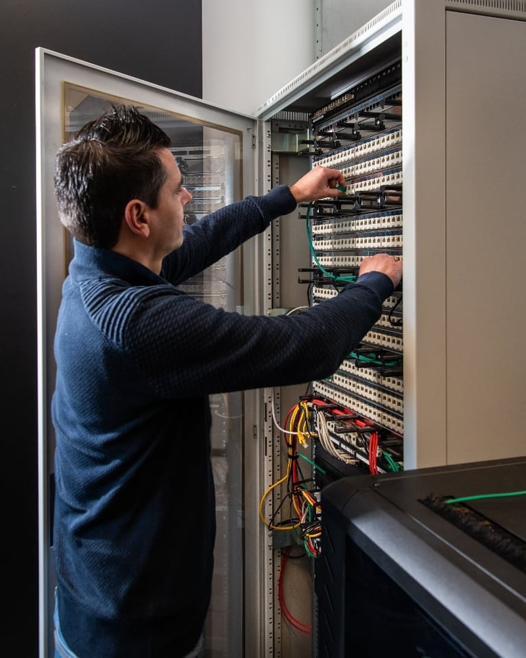 Engineer in serverkast