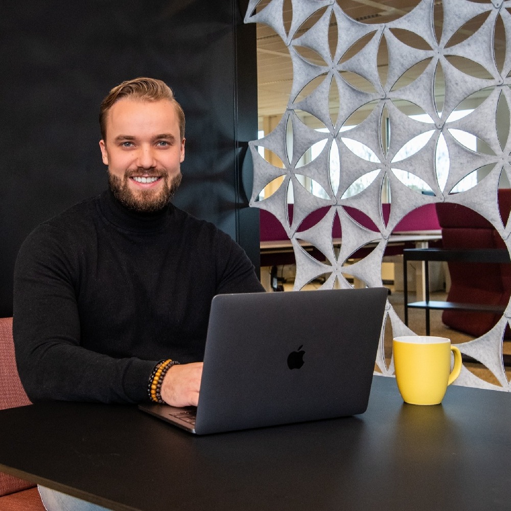 Accountmanager met laptop-1-3