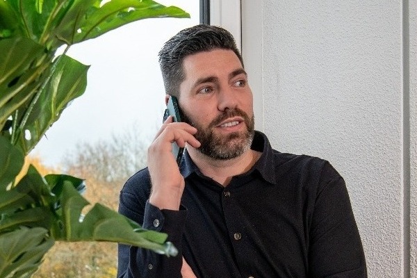 Collega bellend in raamkozijn-1-1-1-2