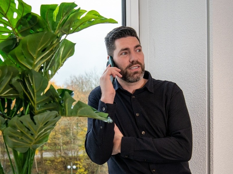 Collega bellend in raamkozijn-1-1