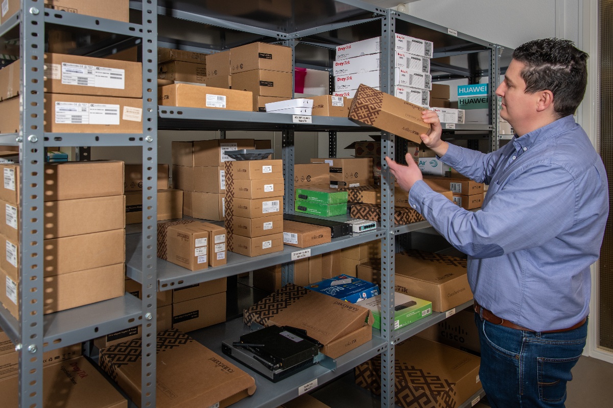 Collega in magazijn-1