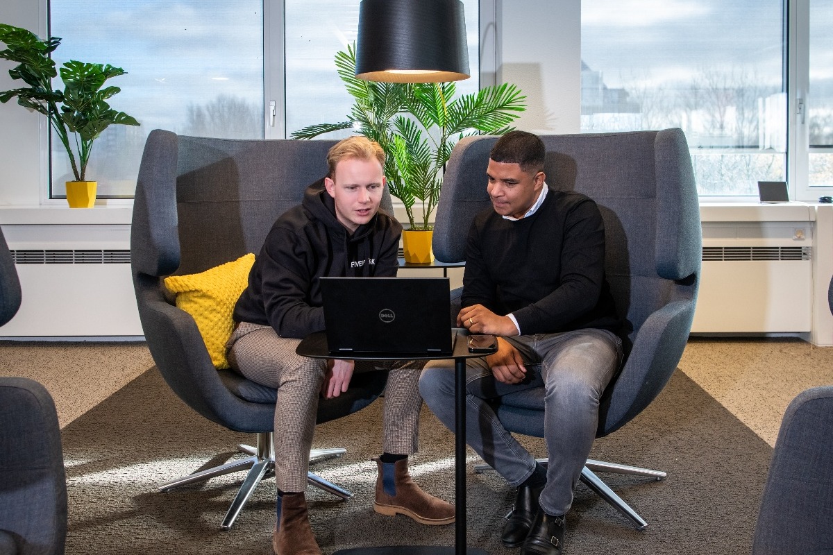 Collegas in stoelen in gesprek-1